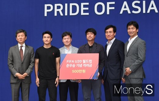 [머니S포토] 이상준 모교에 격려금 전달