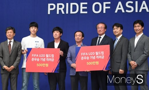 [머니S포토] 행복한 미소 짓는 김현우 선수