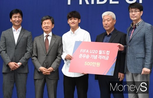 [머니S포토] 기념 촬영하는 황태현