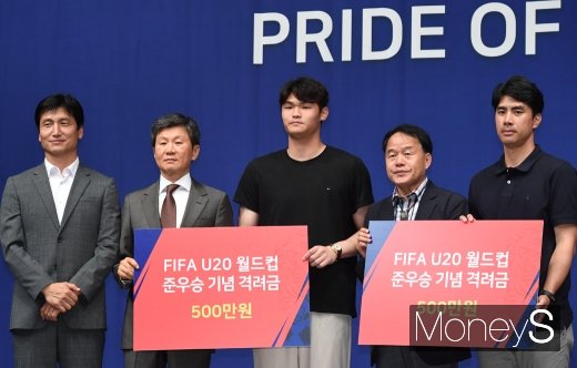 [머니S포토] 준우승 격려금 받은 박지민 선수