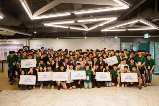 6월 28일부터 3일 간 서울 송파구에 위치한 한국인터넷진흥원(KISA) 핀테크 기술지원센터에서 신규 핀테크 서비스 발굴을 위해 열린 'KB- KISA 핀테크 해커톤' 대회 참가자들이 기념촬영을 하고 있다./사진=KB국민은행