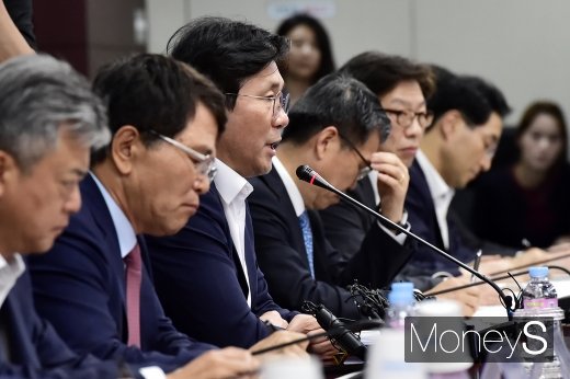 [머니S포토] 일본 수출규제 대응방안 발표하는 성윤모 장관