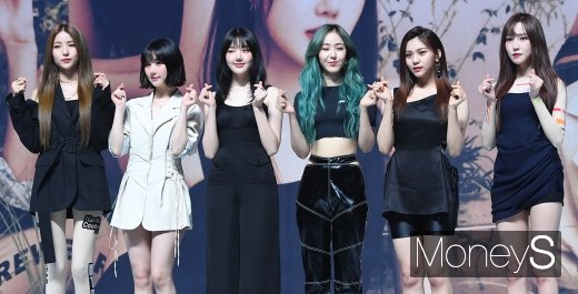 [머니S포토] 여자친구 '팬들한테 보내는 하트'