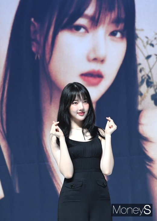 [머니S포토] 여자친구 예린 '시크하고 깜찍한 하트'