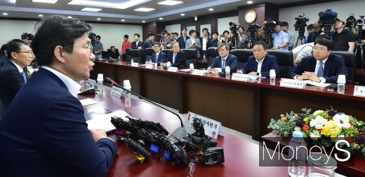 [머니S포토] 일본 수출규제 관련 정부 입장 발표하는 성윤모 장관