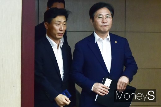 [머니S포토] 수출상황점검회의 참석하는 성윤모 장관
