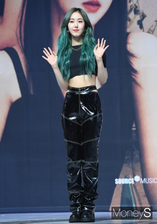 [머니S포토] 여자친구 신비, 눈에 띄는 잘록한 허리