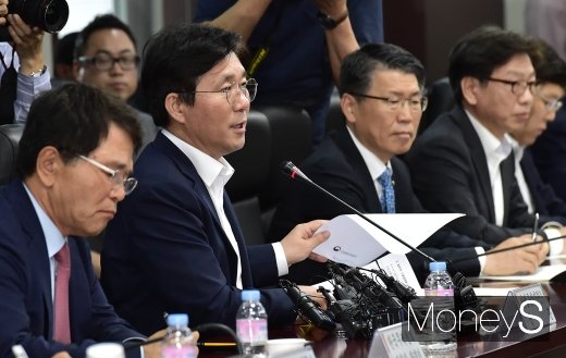 [머니S포토] 정부 입장 발표하는 성윤모 장관