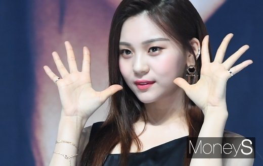 [머니S포토] 여자친구 엄지 '미모가 활짝'