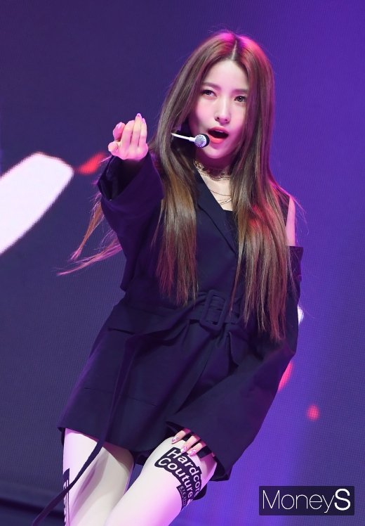 [머니S포토] 여자친구 소원 '남심 끌어당기는 눈빛과 손짓'