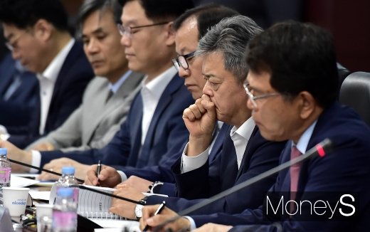 [머니S포토] 수출상황점검회의에서 고심하는 이인호 무역보험 사장