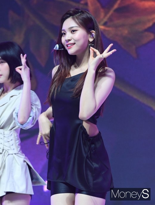 [머니S포토] 여자친구 엄지 '미모 오케이~'