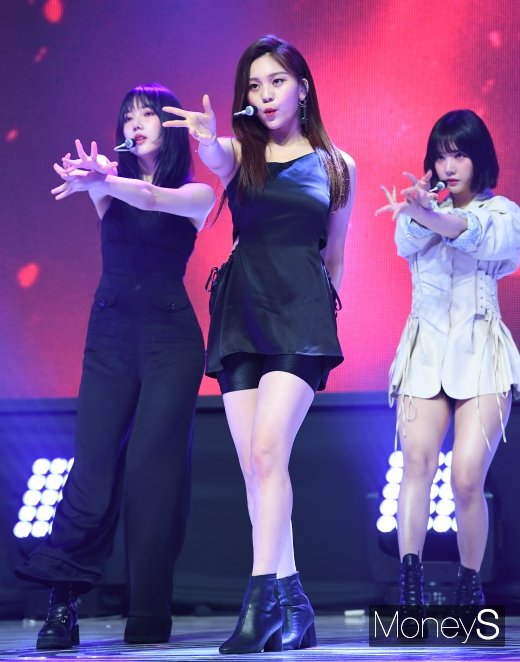 [머니S포토] 여자친구 예린·엄지·은하 '마성의 손짓'