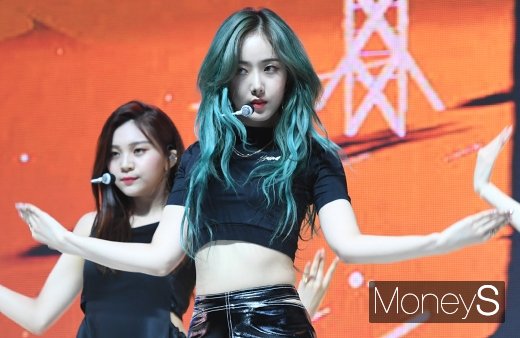 [머니S포토] 여자친구 신비 '남심 훔치는 눈빛'
