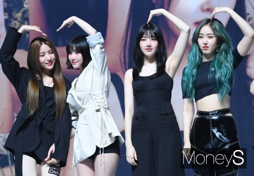걸그룹 여자친구가 1일 오후 서울 광진구 광장동 예스24 라이브홀에서 열린 7번째 미니앨범 '피버 시즌(FEVER SEASON)' 쇼케이스 무대에 올라 포즈를 취하고 있다. /사진=장동규 기자