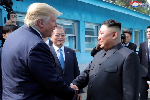도널드 트럼프 미국 대통령(왼쪽)과 김정은 북한 국무위원장이 지난달 30일 판문점에서 만나 악수하고 있다. /사진=로이터