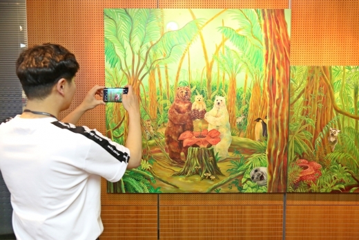 광동제약 직원이 ‘달아 높이도 솟았구나 전(展)’의 작품을 감상하고 있다./사진=광동제약