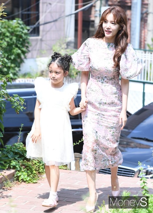 [머니S포토] 정시아 '딸 서우 손 꼭 잡고 나들이'