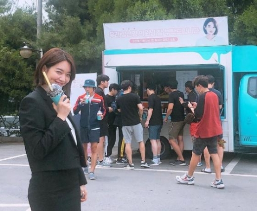 '보좌관' 신민아, 공효진 커피차 앞 '환한 미소'
