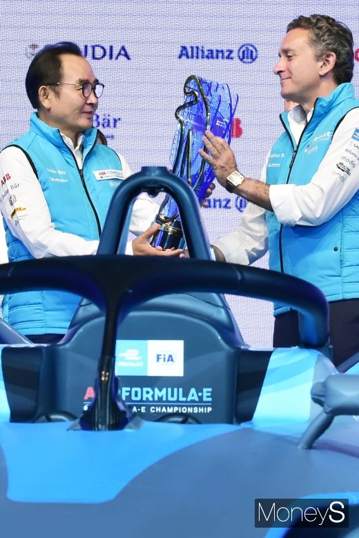[머니S포토] 2020 ABB FIA 포뮬러 E 챔피언십 우승트로피는?