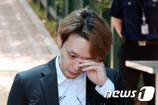 박유천이 2일 오전 법원으로부터 징역 10월에 집행유예 2년을 선고받고 경기도 수원시 팔달구 수원구치소를 나서던 중 입장을 밝히고 있다. /사진=뉴스1