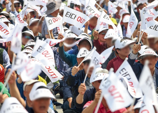 지난 5월15일 오후 서울 종로구 광화문 광장에서 개인택시운송사업조합 주최로 열린 ‘타다 퇴출 요구 집회’에서 참석자들이 깃발을 들고 구호를 외치고 있다. /사진=뉴시스 박미소 기자