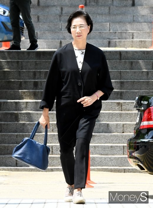 [머니S포토] 선고 공판 출석하는 이명희 일우재단 이사장