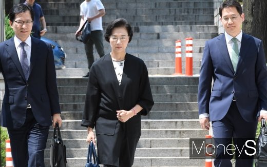 [머니S포토] 이명희 전 이사장, 변호사들과 선고공판 출석