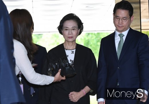 [머니S포토] 법정으로 들어서는 이명희 전 이사장