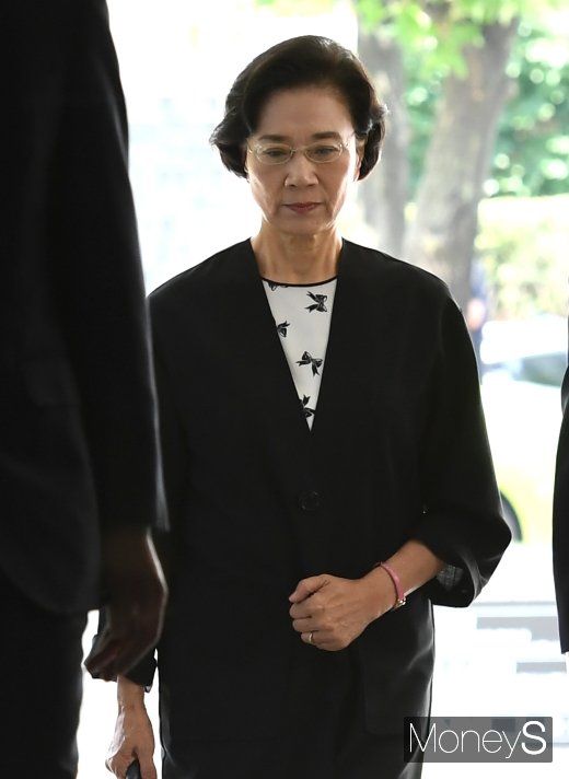 [머니S포토] 이명희 전 이사장, 가사도우미 불법 고용 선고 공판 출석