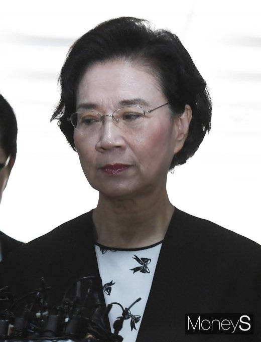 [머니S포토] 이명희 전 이사장, 얼굴에 드리운 그림자
