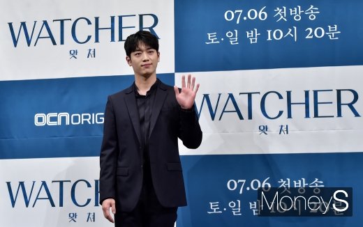 [머니S포토] 서강준, 무심한듯 시크한 손인사