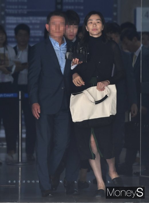 [머니S포토] 선고공판 마치고 나오는 조현아 전 대한항공 부사장
