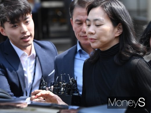 [머니S포토] 선고 공판 마치고 차에 오르는 조현아