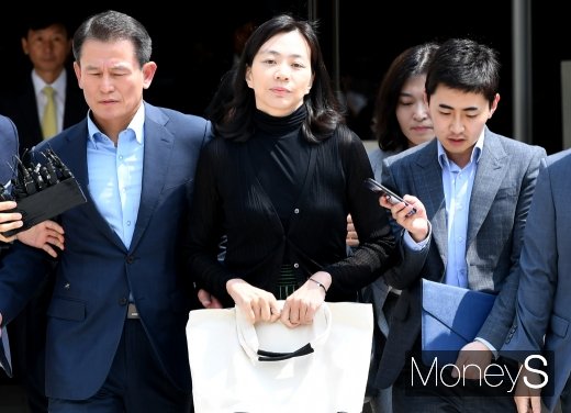 [머니S포토] 선고공판 마친 '가사도우미 불법 고용 혐의' 조현아