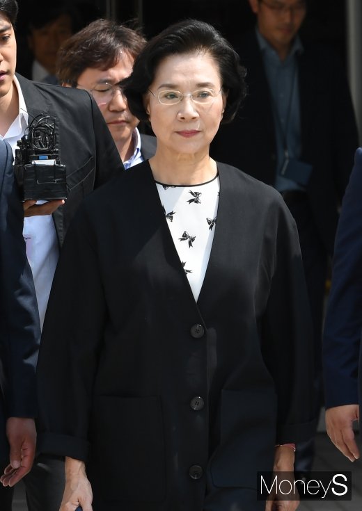 [머니S포토] 법원 나서는 이명희 전 이사장