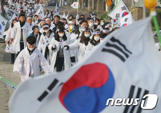 제주시 조천읍 조천만세동산 일대에서 행진하며 대한독립 만세를 외치는 어린이들. /사진=뉴스1    
