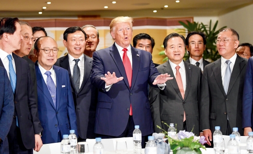 국내 대기업 총수들과 대화를 나누는 트럼프 대통령. /사진=머니투데이 민경찬 기자