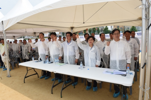 이화순 경기도 행정2부지사, 박병홍 농림축산식품부 식품산업정책실장 등 주요 참석자들이 결의하고 있다. / 사진제공=경기북부청