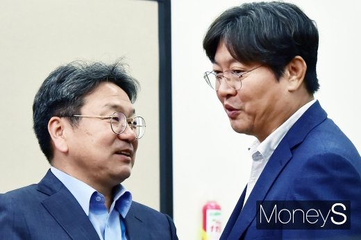 [머니S포토] 청와대 정무수석과 국회 기재위원장의 대화