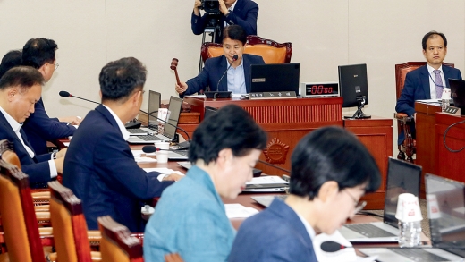 과학기술정보방송통신위원회 전체회의에서 노웅래 과학기술정보방송통신위원장이 개회를 알리고 있다. /사진=뉴스1 이종덕 기자