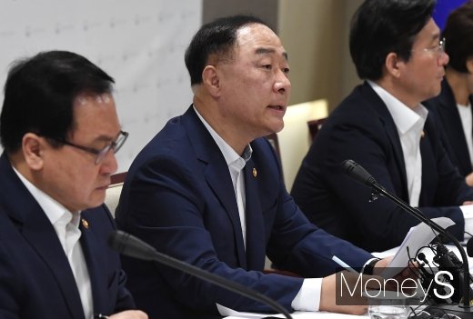 [머니S포토] 하반기 경제정책 브리핑하는 홍남기 경제부총리