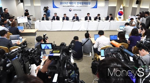[머니S포토] 홍남기 경제부총리, 2019 하반기 경제정책방향 발표