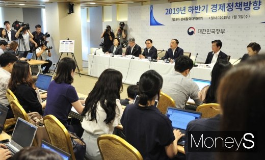 [머니S포토] 취재진 질문에 답하는 홍남기 부총리