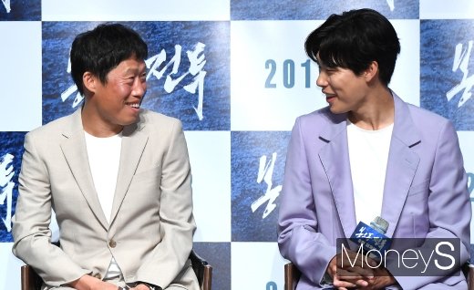 [머니S포토] 유해진·류준열 '우리 닮았네~'