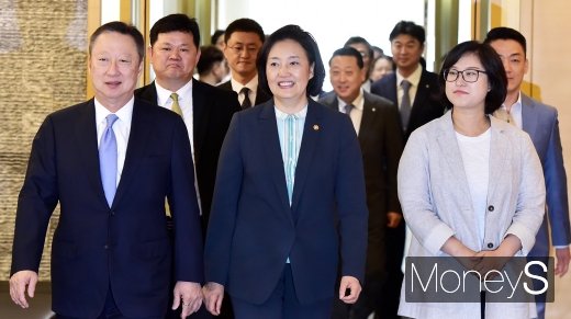 [머니S포토] 중소기업 복지향상 협약 참석한 내외빈들