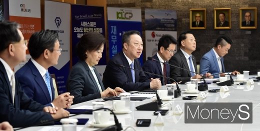 [머니S포토] 중소기업 복지향상 MOU에서 발언하는 박용만 회장