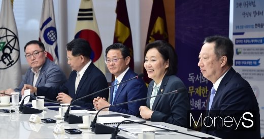 [머니S포토]  미소 띤 박영선 증기부 장관