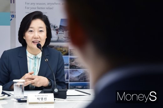 [머니S포토] 중소기업 복지향상 강조하는 박영선 장관