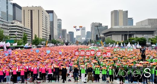 [머니S포토] 학교 비정규직 노동자 4만여 명 광화문광장 집결